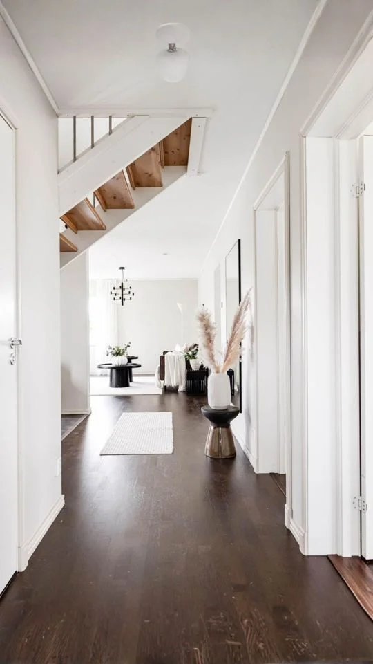 📍Mosjö-råby 603

I rofyllda Mosjö-råby väntar en stilfull 1,5 plansvilla med generösa ytor, smakfulla materialval och fantastisk utsikt över öppna ängar. Här möts design och funktion i perfekt balans, med solceller, dubbelgarage och sociala ytor för hela familjen.
Ett boende för dig som vill ha både lugn, kvalitet och närhet till stan.

Kontakta ansvarig mäklare:
🎯Michael Kaya
📲0739973717
📩michael.kaya@wallenstedt.se