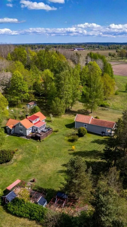 Välkommen till Tybble 224 - ett lantligt drömboende!

På en fantastisk tomt om hela 16 960 kvm väntar denna unika fastighet med två bostadshus, garage och ett naturnära läge som erbjuder både lugn, frihet och livskvalitet. Här bor du med öppna åkrar som närmaste granne, vacker utsikt och naturen ständigt inpå knuten, samtidigt som Örebro nås smidigt via bra pendlingsvägar och buss precis utanför fastigheten.

Kontakta ansvarig mäklare:
Maja Nyman
📲+46708401362
📩maja.nyman@wallenstedt.se
💻 wallenstedt.se